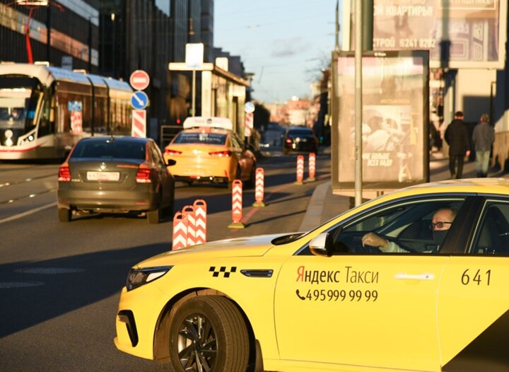 Таксисты работают в москве. Машина желтая. Хроники столичного такси. Майбах желтый такси. Отслеживание такси.